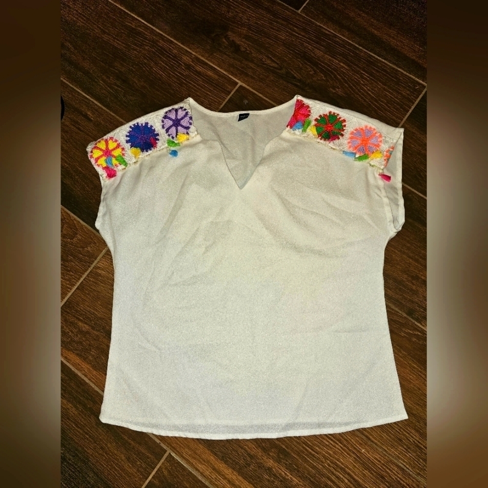 WHITE FIESTA TOP EMBROIDERED SZ SMALL US 4 Inspired Farm Rio